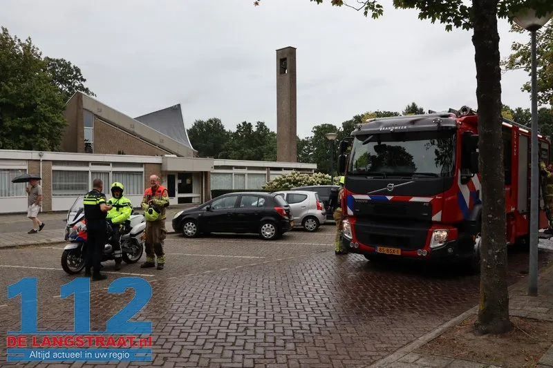 Brandweer blust brandende coniferen na stoken in tuin Waalwijk 112 De Langstraat