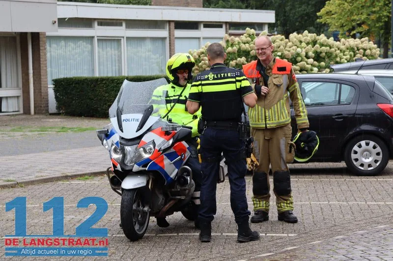 Brandweer blust brandende coniferen na stoken in tuin Waalwijk 112 De Langstraat