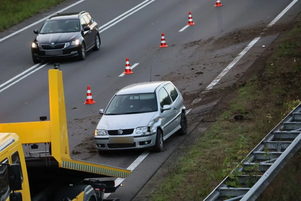 Auto botst tegen vangrail op Midden-Brabantweg bij Kaatsheuvel, politie sluit rijstrook 112 De Langstraat