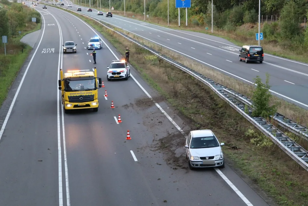 Auto botst tegen vangrail op Midden-Brabantweg bij Kaatsheuvel, politie sluit rijstrook 112 De Langstraat