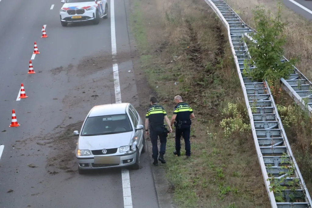 Auto botst tegen vangrail op Midden-Brabantweg bij Kaatsheuvel, politie sluit rijstrook 112 De Langstraat