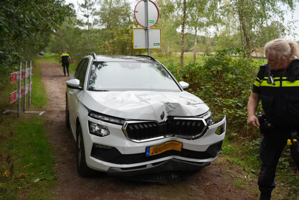 Vrouw rijdt met auto dwars door bos en botst op boom, duikt gewond op bij voormalig Efteling Golfpark 112 De Langstraat