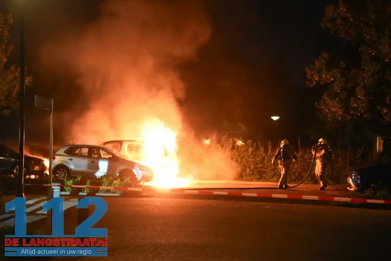 Drie auto's verwoest bij autobrand Waspik 112 De Langstraat