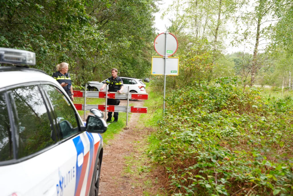 Vrouw rijdt met auto dwars door bos en botst op boom, duikt gewond op bij voormalig Efteling Golfpark 112 De Langstraat