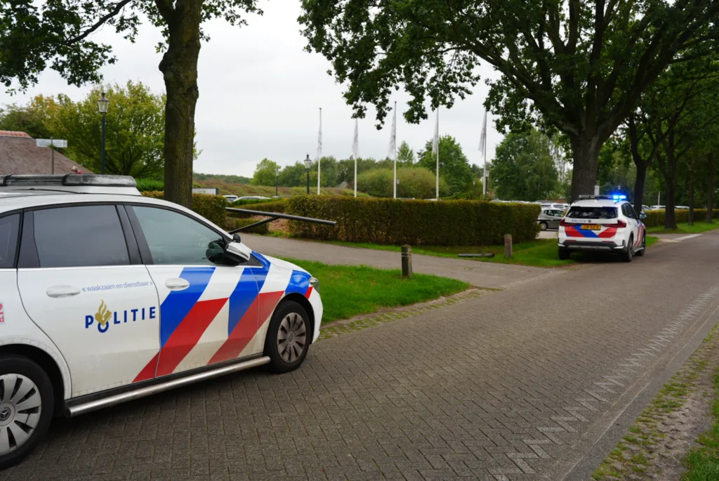 Vrouw rijdt met auto dwars door bos en botst op boom, duikt gewond op bij voormalig Efteling Golfpark 112 De Langstraat