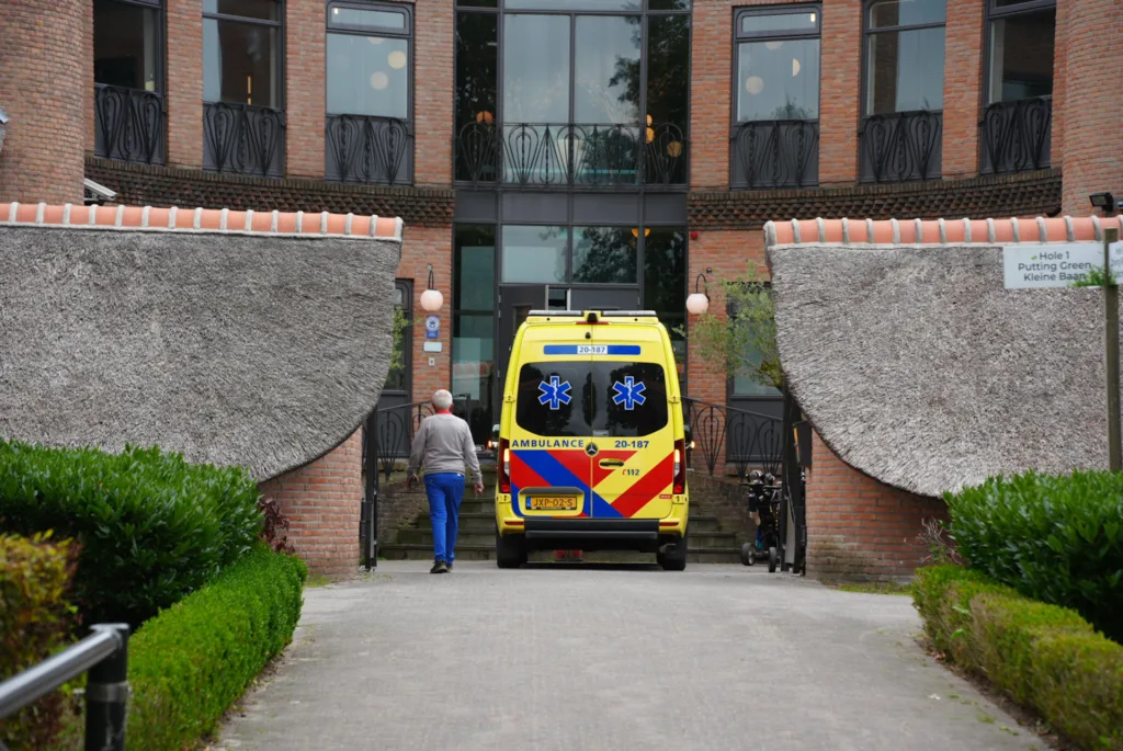 Vrouw rijdt met auto dwars door bos en botst op boom, duikt gewond op bij voormalig Efteling Golfpark 112 De Langstraat
