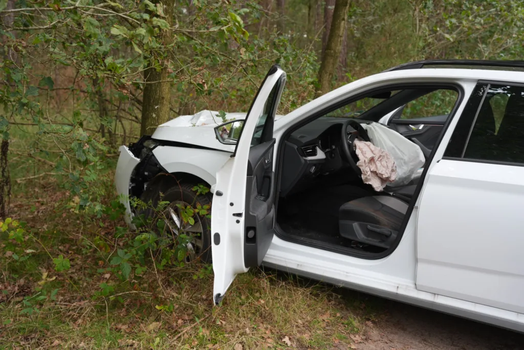 Vrouw rijdt met auto dwars door bos en botst op boom, duikt gewond op bij voormalig Efteling Golfpark 112 De Langstraat