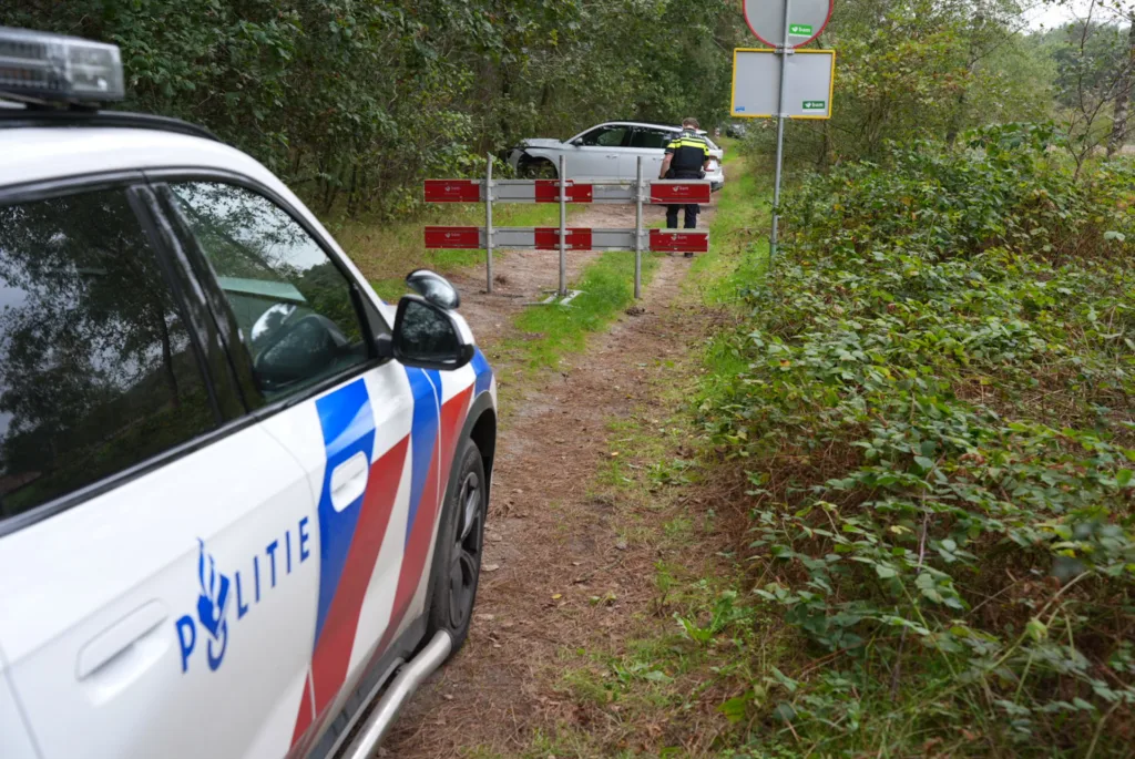 Vrouw rijdt met auto dwars door bos en botst op boom, duikt gewond op bij voormalig Efteling Golfpark 112 De Langstraat