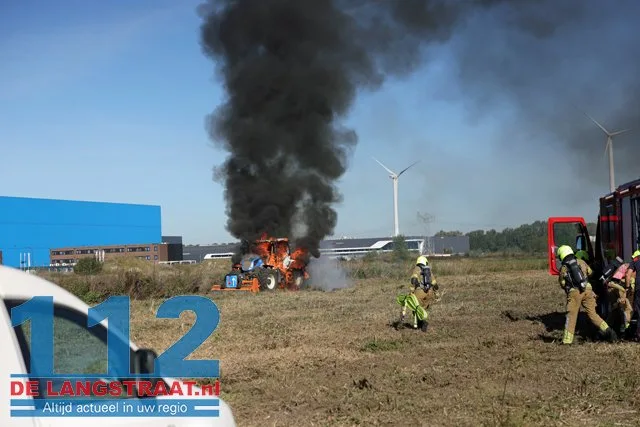 Enorme rookwolken bij felle brand in landbouwvoertuig aan Weteringweg: Brandweer zet schuim in 112 De Langstraat