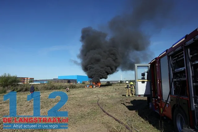Enorme rookwolken bij felle brand in landbouwvoertuig aan Weteringweg: Brandweer zet schuim in 112 De Langstraat