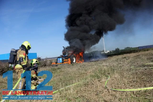 Enorme rookwolken bij felle brand in landbouwvoertuig aan Weteringweg: Brandweer zet schuim in 112 De Langstraat