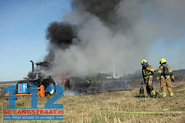 Enorme rookwolken bij felle brand in landbouwvoertuig aan Weteringweg: Brandweer zet schuim in 112 De Langstraat
