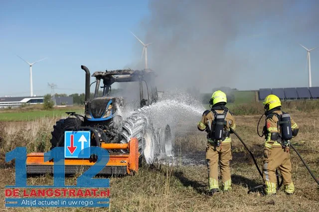 Enorme rookwolken bij felle brand in landbouwvoertuig aan Weteringweg: Brandweer zet schuim in 112 De Langstraat