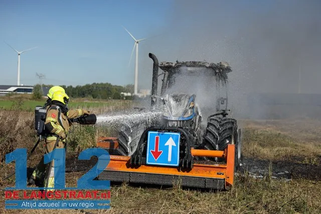 Enorme rookwolken bij felle brand in landbouwvoertuig aan Weteringweg: Brandweer zet schuim in 112 De Langstraat