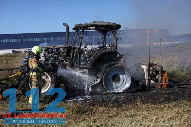 Enorme rookwolken bij felle brand in landbouwvoertuig aan Weteringweg: Brandweer zet schuim in 112 De Langstraat