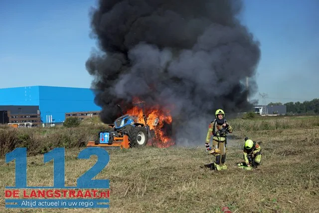 Enorme rookwolken bij felle brand in landbouwvoertuig aan Weteringweg: Brandweer zet schuim in 112 De Langstraat