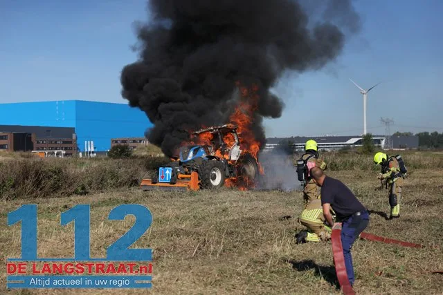 Enorme rookwolken bij felle brand in landbouwvoertuig aan Weteringweg: Brandweer zet schuim in 112 De Langstraat