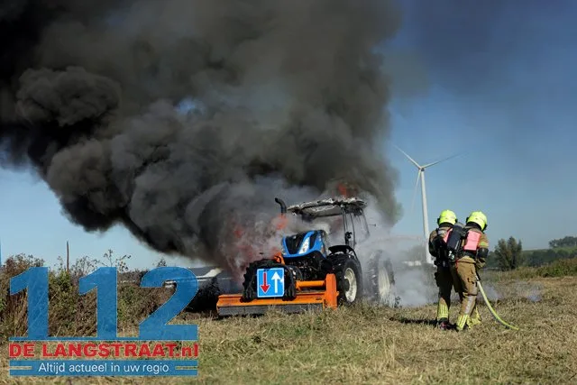 Enorme rookwolken bij felle brand in landbouwvoertuig aan Weteringweg: Brandweer zet schuim in 112 De Langstraat