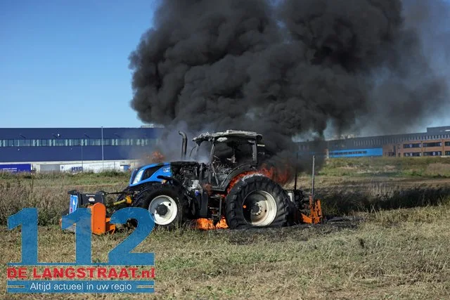 Enorme rookwolken bij felle brand in landbouwvoertuig aan Weteringweg: Brandweer zet schuim in 112 De Langstraat