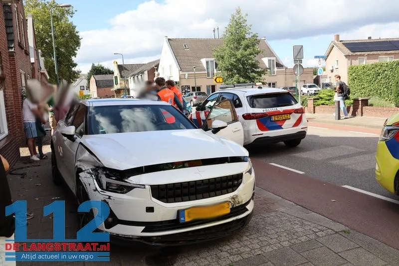Auto schiet na botsing door op kruising in Kaatsheuvel en raakt woning en geparkeerde auto 112 De Langstraat