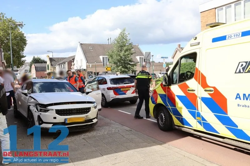 Auto schiet na botsing door op kruising in Kaatsheuvel en raakt woning en geparkeerde auto 112 De Langstraat