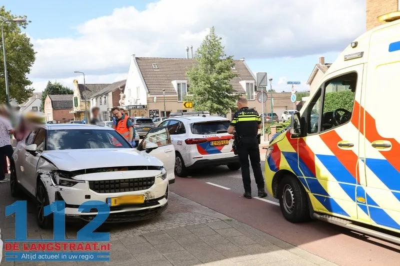 Auto schiet na botsing door op kruising in Kaatsheuvel en raakt woning en geparkeerde auto 112 De Langstraat