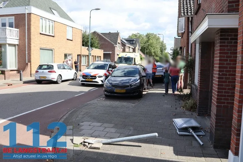Auto schiet na botsing door op kruising in Kaatsheuvel en raakt woning en geparkeerde auto 112 De Langstraat