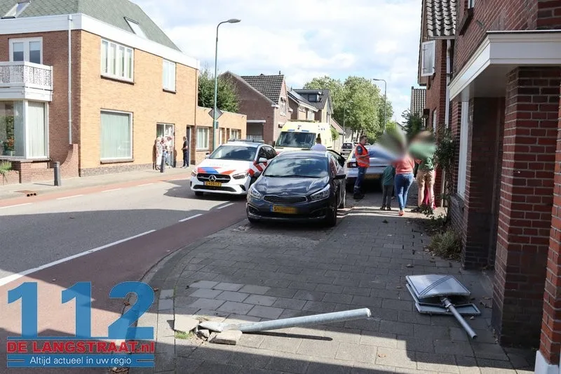 Auto schiet na botsing door op kruising in Kaatsheuvel en raakt woning en geparkeerde auto 112 De Langstraat