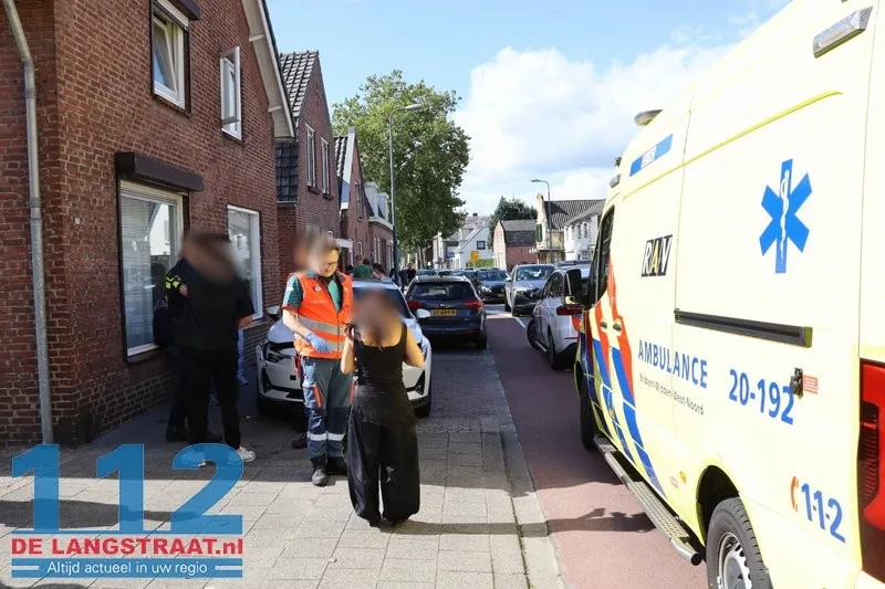 Auto schiet na botsing door op kruising in Kaatsheuvel en raakt woning en geparkeerde auto 112 De Langstraat