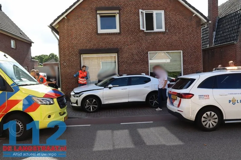 Auto schiet na botsing door op kruising in Kaatsheuvel en raakt woning en geparkeerde auto 112 De Langstraat