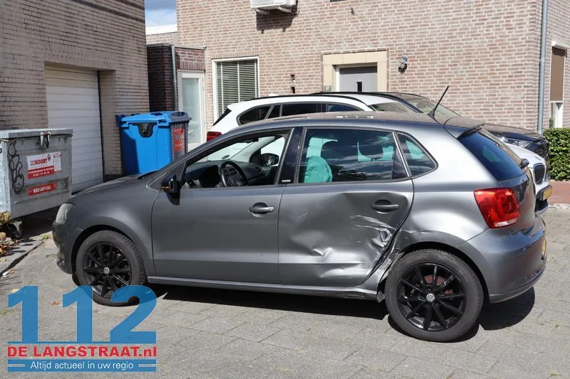 Auto schiet na botsing door op kruising in Kaatsheuvel en raakt woning en geparkeerde auto 112 De Langstraat