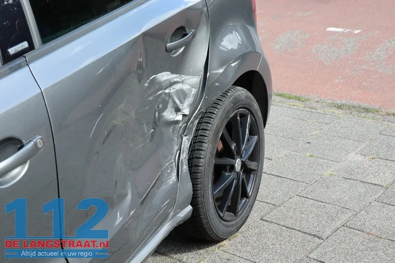 Auto schiet na botsing door op kruising in Kaatsheuvel en raakt woning en geparkeerde auto 112 De Langstraat
