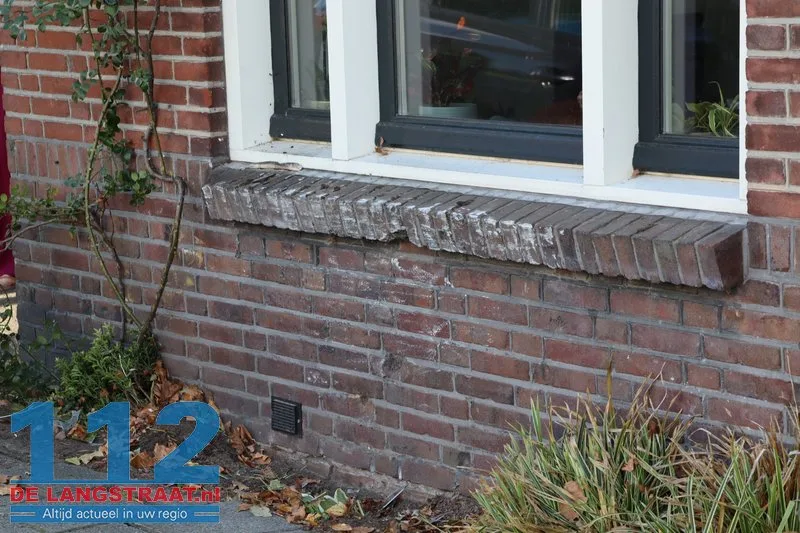 Auto schiet na botsing door op kruising in Kaatsheuvel en raakt woning en geparkeerde auto 112 De Langstraat