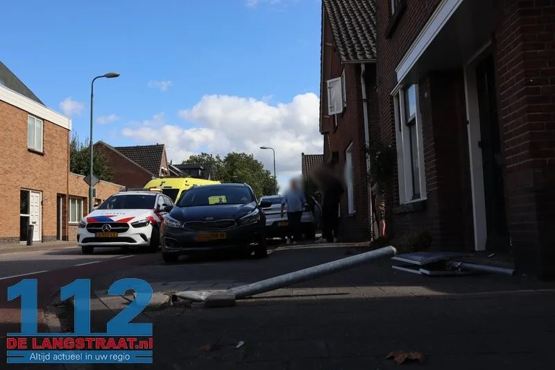 Auto schiet na botsing door op kruising in Kaatsheuvel en raakt woning en geparkeerde auto 112 De Langstraat