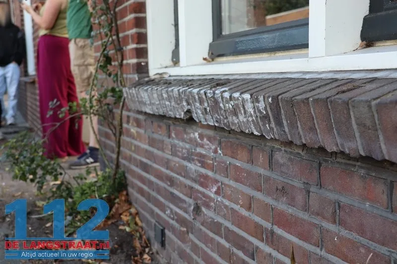 Auto schiet na botsing door op kruising in Kaatsheuvel en raakt woning en geparkeerde auto 112 De Langstraat