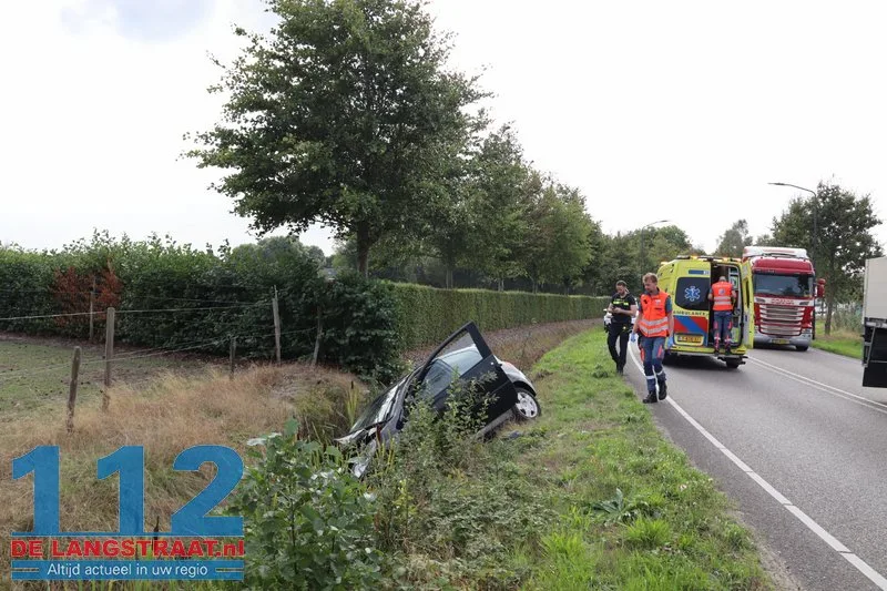 Auto raakt van weg en belandt in sloot in Sprang-Capelle 1 Auto raakt van weg en belandt in sloot in Sprang-Capelle 112 De Langstraat