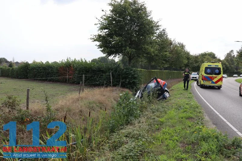 Auto raakt van weg en belandt in sloot in Sprang-Capelle 2 Auto raakt van weg en belandt in sloot in Sprang-Capelle 112 De Langstraat