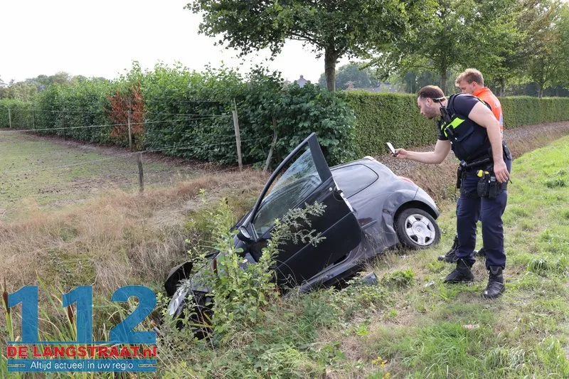 Auto raakt van weg en belandt in sloot in Sprang-Capelle 3 Auto raakt van weg en belandt in sloot in Sprang-Capelle 112 De Langstraat