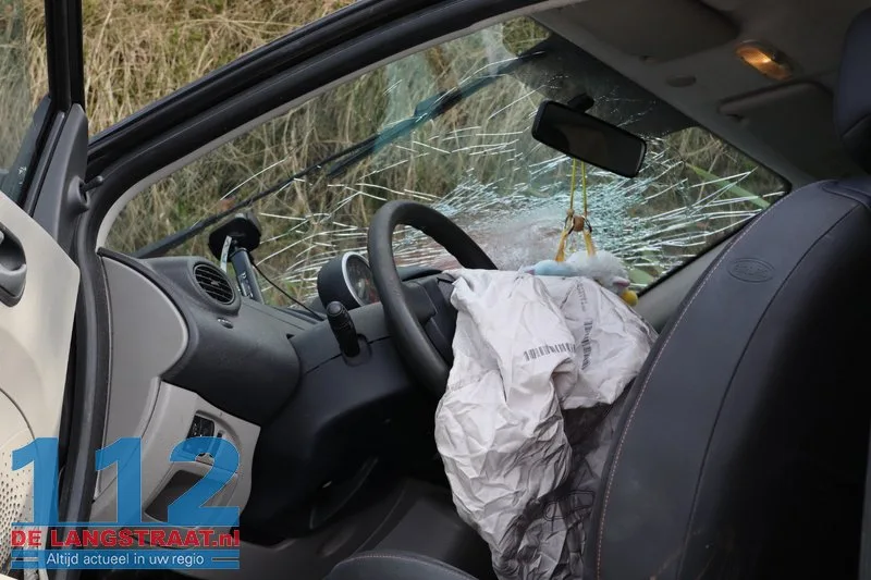 Auto raakt van weg en belandt in sloot in Sprang-Capelle 4 Auto raakt van weg en belandt in sloot in Sprang-Capelle 112 De Langstraat
