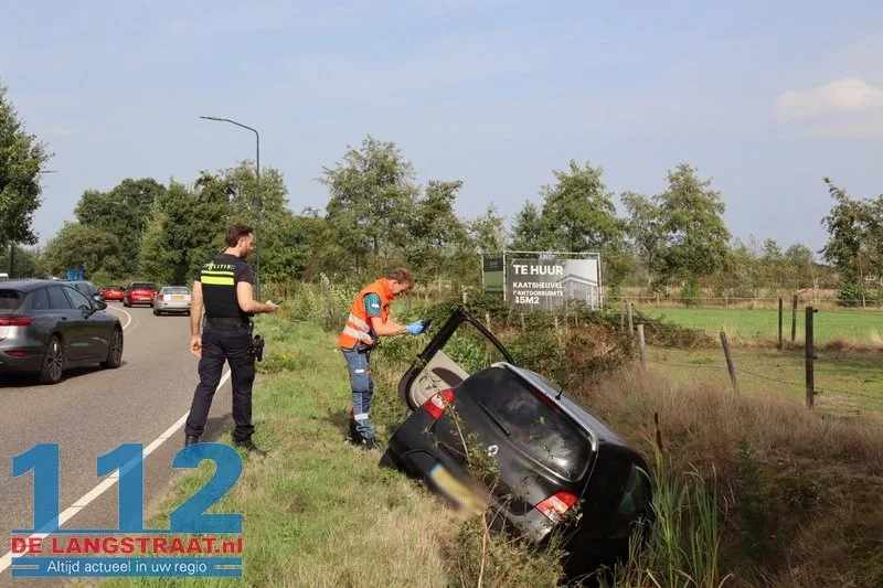 Auto raakt van weg en belandt in sloot in Sprang-Capelle 5 Auto raakt van weg en belandt in sloot in Sprang-Capelle 112 De Langstraat