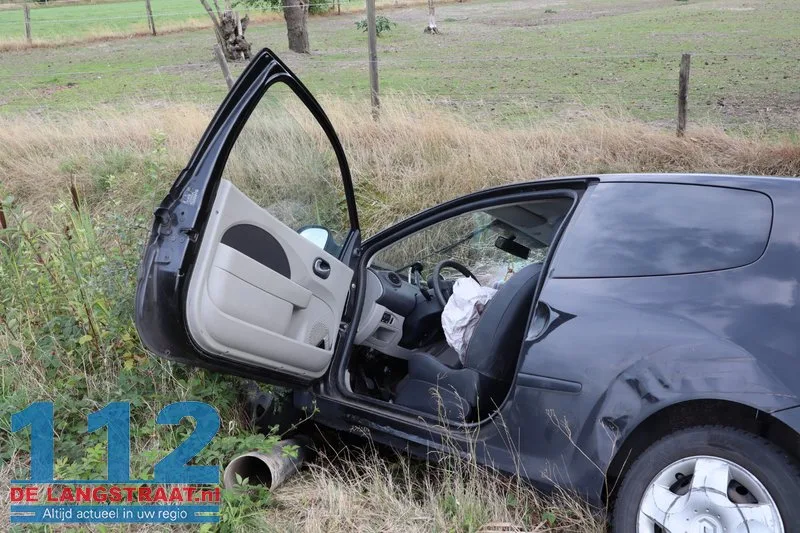 Auto raakt van weg en belandt in sloot in Sprang-Capelle 6 Auto raakt van weg en belandt in sloot in Sprang-Capelle 112 De Langstraat