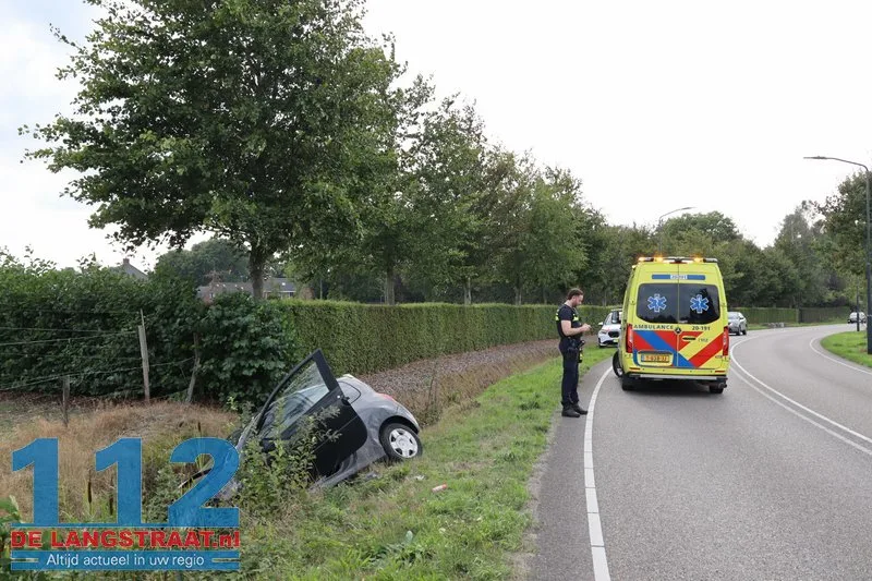 Auto raakt van weg en belandt in sloot in Sprang-Capelle 7 Auto raakt van weg en belandt in sloot in Sprang-Capelle 112 De Langstraat