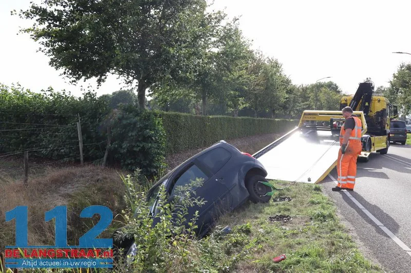Auto raakt van weg en belandt in sloot in Sprang-Capelle 8 Auto raakt van weg en belandt in sloot in Sprang-Capelle 112 De Langstraat