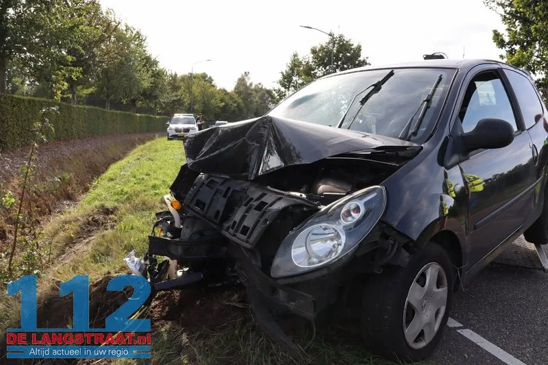 Auto raakt van weg en belandt in sloot in Sprang-Capelle 10 Auto raakt van weg en belandt in sloot in Sprang-Capelle 112 De Langstraat