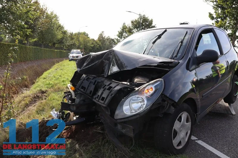 Auto raakt van weg en belandt in sloot in Sprang-Capelle 11 Auto raakt van weg en belandt in sloot in Sprang-Capelle 112 De Langstraat