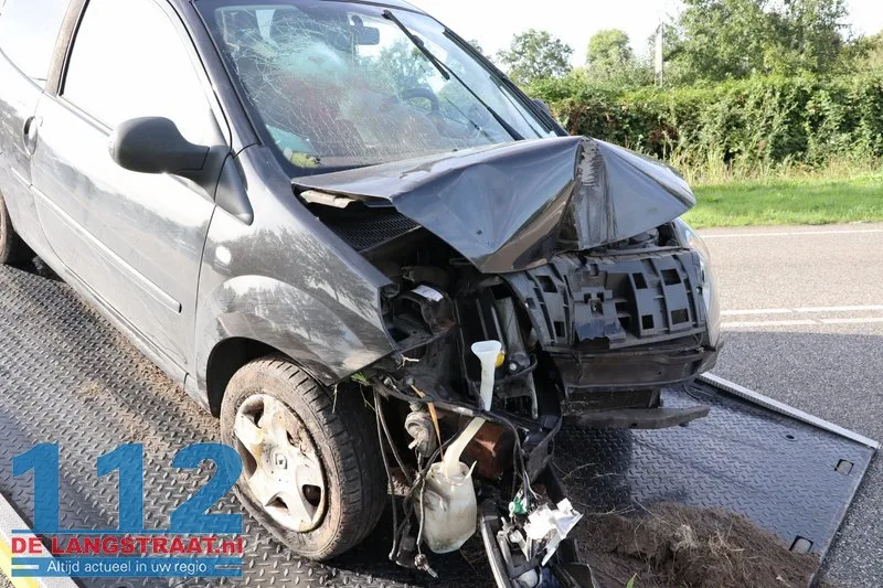 Auto raakt van weg en belandt in sloot in Sprang-Capelle 12 Auto raakt van weg en belandt in sloot in Sprang-Capelle 112 De Langstraat