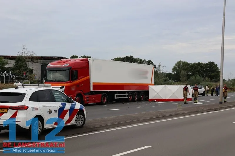 Man (64) overleden bij botsing tussen vrachtwagen en auto in Tilburg 112 De Langstraat