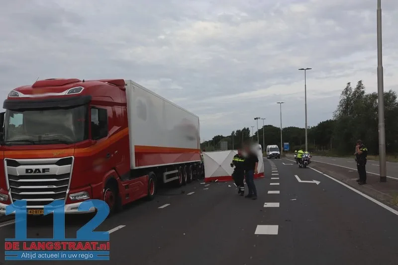 Man (64) overleden bij botsing tussen vrachtwagen en auto in Tilburg 112 De Langstraat