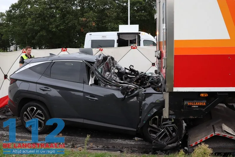 Man (64) overleden bij botsing tussen vrachtwagen en auto in Tilburg 112 De Langstraat