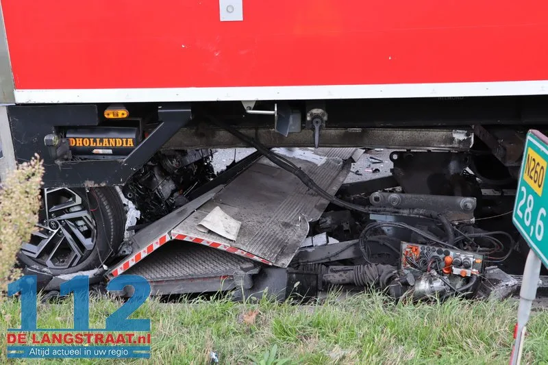 Man (64) overleden bij botsing tussen vrachtwagen en auto in Tilburg 112 De Langstraat